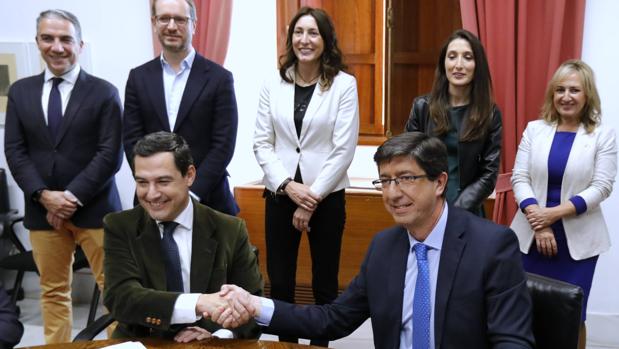 Juanma Moreno y Juan Marín en la firma del pacto de Gobierno