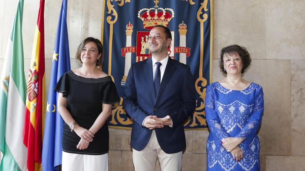 Ambrosio junto al delegado del Gobierno en Andalucía, Alfonso Gómez de Celis, y la subdelegada de Córdoba