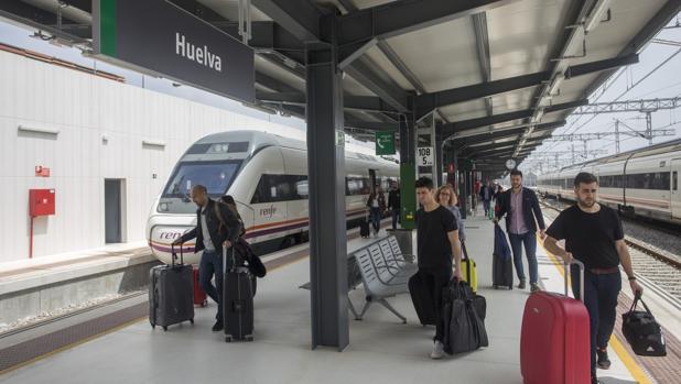 Pasajeros llegando a la estación de Huelva