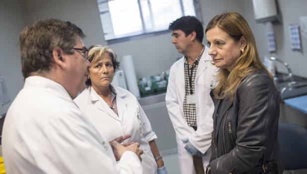 La consejera de Salud en funciones, Marina Álvarez, en la visita a un centro de salud de Sevilla