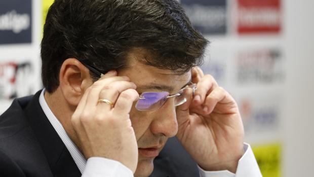 Jesús León se ajusta las gafas en una comparecencia antterior