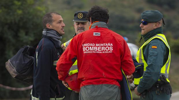 Efectivos de rescate llegando al puesto de mando