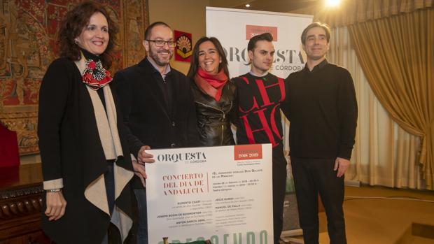 El edil de Cultura, David Luque, junto a los protagonistas del espectáculo