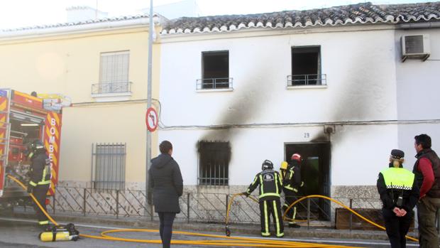 Los bomberos, durante su intervención en Baena