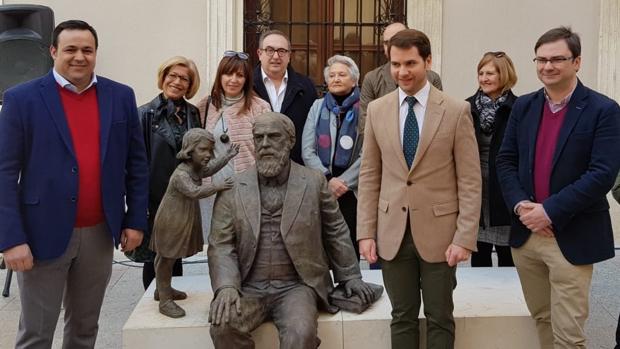 El alcalde de Cabra junto a la nueva estatua de Martín Belda