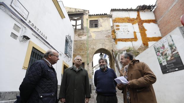 Los concejales del PP, con el escultor Luis Celorio, junto al Arco del Portillo