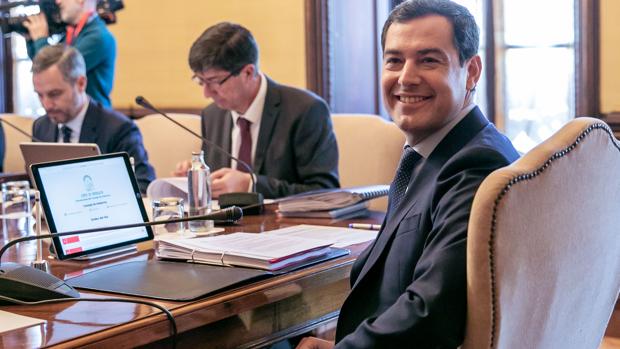 Juanma Moreno presidiendo el Consejo de Gobierno este martes en Sevilla