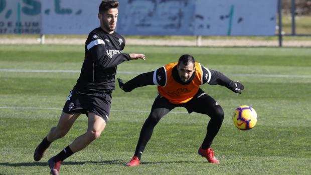 De las Cuevas, con peto naranja, en un entrenamiento
