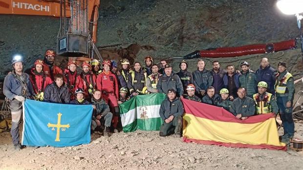Miembros del equipo de rescate que intervinieron para recuperar al pequeño Julen