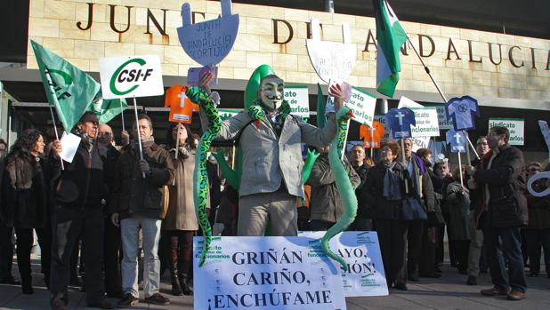 Concentración de funcionarios contra el «enchufismo» de la Junta en 2012