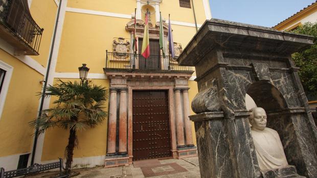 Portada principal del Instituto Aguilar y Eslava con el busto del fundador