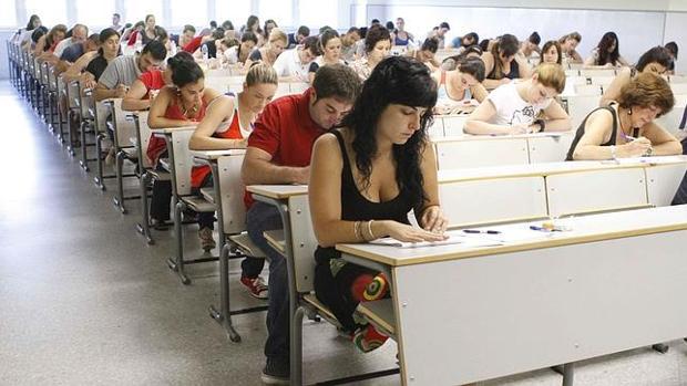 Opositores en medio de una de las pruebas de acceso a la función pública