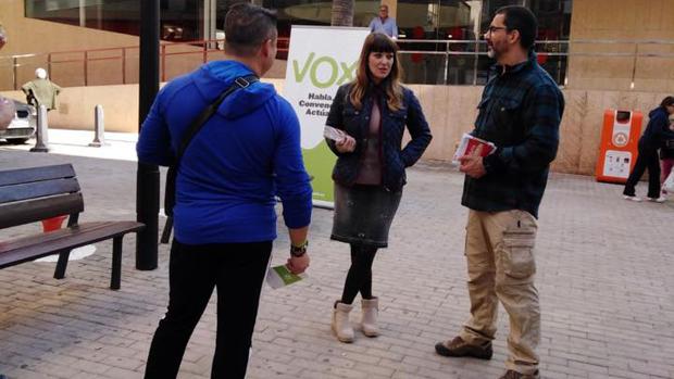 Miembros de Vox En El Ejido en una mesa informativa durante la campaña de las elecciones autonómicas.