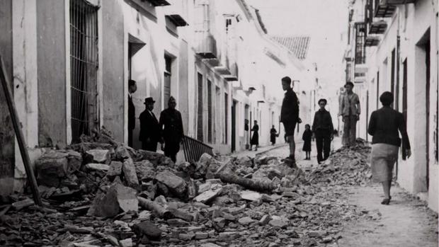 Efectos del bombardeo de 1938 en una calle de Cabra