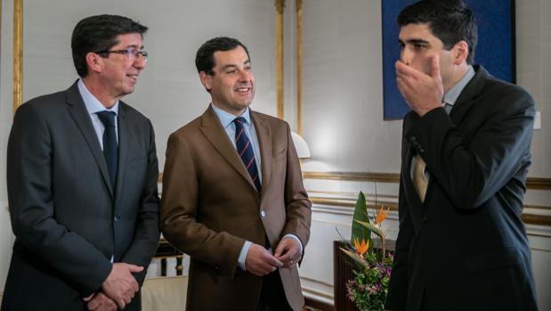 El presidente de la Junta Juanma Moreno (c), y Juan Marín reciben al vicepresidente de Ecuador