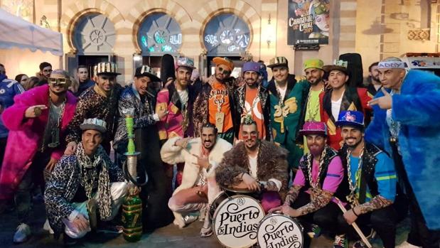 La chirigota sevillana «Daddy Cadi» frente al Teatro Falla de Cádiz