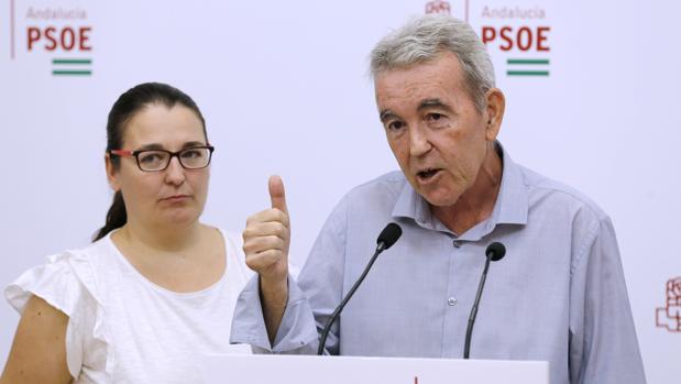 José Mellado en una comparecencia en la sede del PSOE de Córdoba junto a la sanchista Teba Roldán