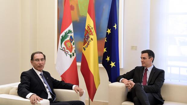 Pedro Sánchez junto al presidente de Perú