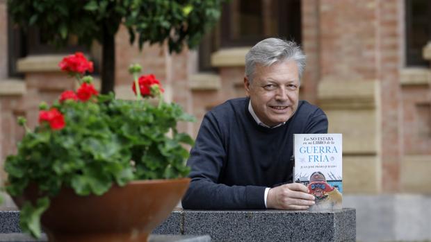 Juan José Primo Jurado, con un ejemplar de su último libro