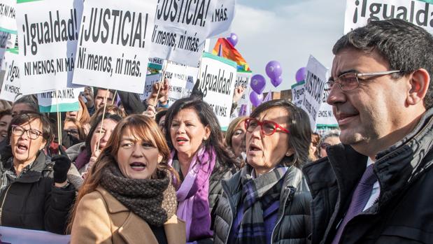 Verónica Pérez (PSOE de Sevilla), junto a Rosa Aguilar y Mario Jiménez, en la protesta el día de la investidura