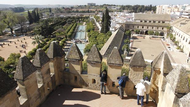 Turistas en una de las torres del Alcázar de los Reyes Cristianos de Córdoba