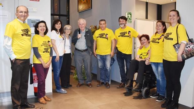 Charles Doherty, en el centro, con miembros de la red en Córdoba