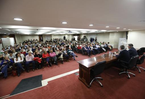 Público asistente al acto en el salón de actos de Cajasur en Gran Capitán
