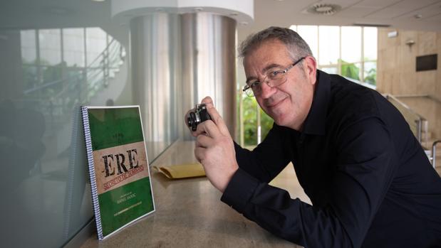 Rafael Sadoc posa con su guion de «ERE. Secreto de sumario»