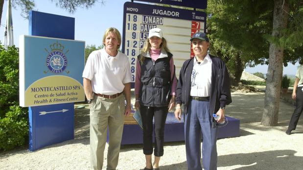 El exjugador del Real Madrid, Barcelona y Atlético de Madrid Bernd Schuster (i), en un torneo de golf