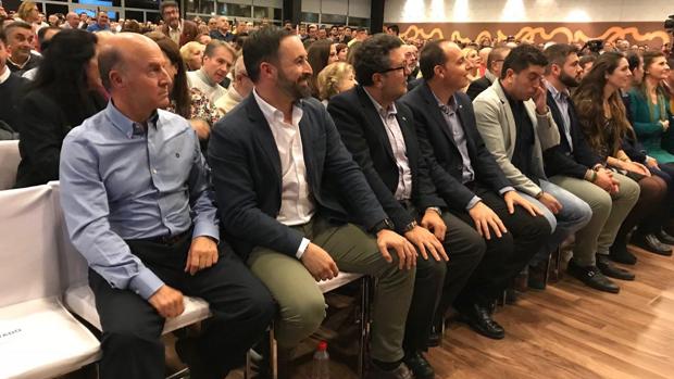 El expresidente de Vox en Granada, Julio Vao, junto a Santiago Abascal en un mitin.