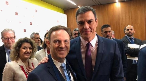 El actual alcalde de El Puerto de Santa María, David de la Encina, con Pedro Sánchez en el congreso de turismo