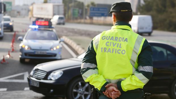 Un agente de la Guardia Civil en un control de tráfico