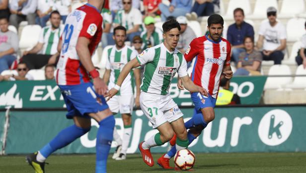 Aguado conduce el balón ante el Sporting