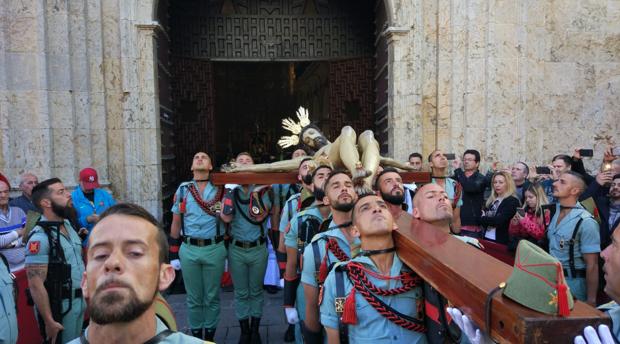 El Cristo de la Caridad, portado por legionarios, dejando atrás San Francisco