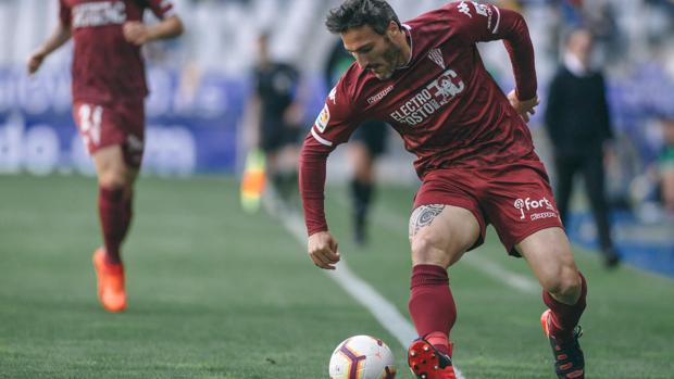 Piovaccari controla el esférico