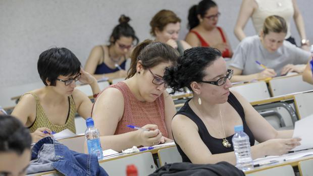 Opositores durante un examen