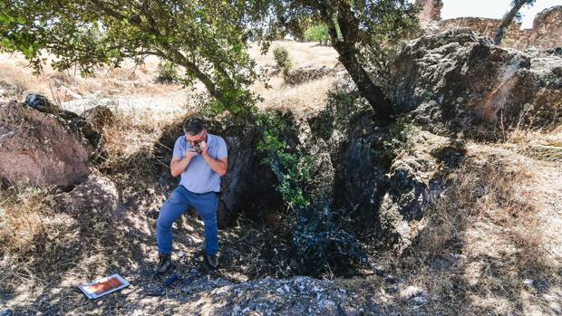 Jim Royall examina muestras junto a la entrada de una antigua mina romana en Los Pedroches
