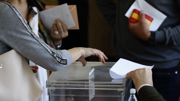 Una persona deposita su voto en una urna de Córdoba capital
