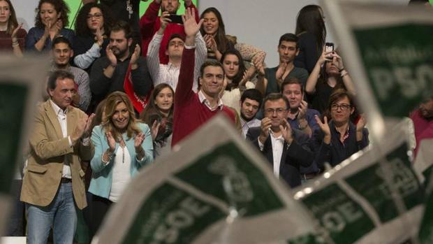 Pedro Sánchez en un mitin en Torremolinos junto a Susana Díaz, Miguel Ángel Heredia y al alcalde José Ortiz