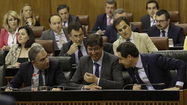 Juanma Moreno junto a Juan Marín y Elías Bendodo en el pleno