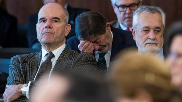 Manuel Chaves y José Antonio Griñán, procesados por los ERE junto a seis exconsejeros y trece ex altos cargos