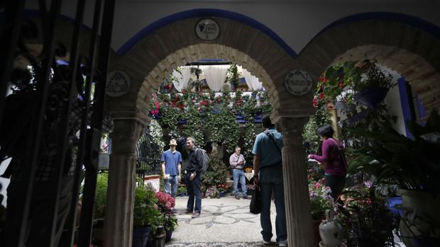 Patio de la calle Isabel II de Córdoba, muy visitado por los turistas
