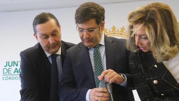 El presidente Jesús León, acompañado por sus consejeros más fieles: Amado y Entrenas
