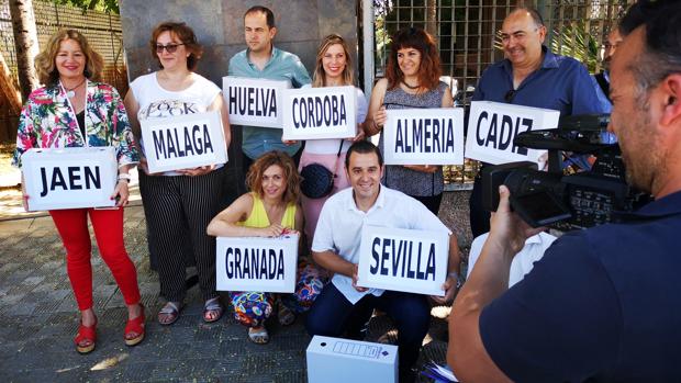 Entrega de la recogida de firmas esta mañana en Sevilla