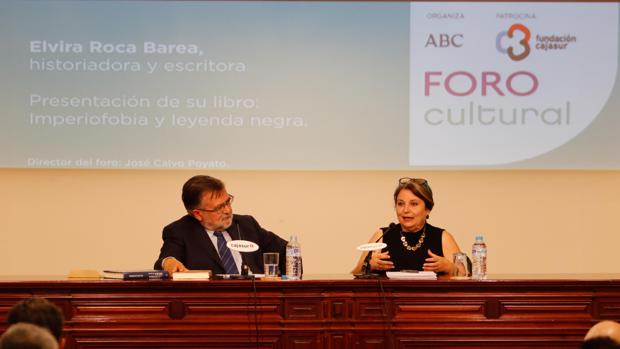 Elvira Roca Barea, con José Calvo Poyato, durante el Foro Cultural de ABC