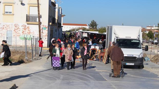 Vecinos de La Carlota en un mercadillo