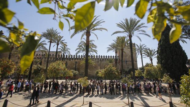 Colas de visitantes a las puertas del Alcázar de los Reyes Cristianos de Córdoba
