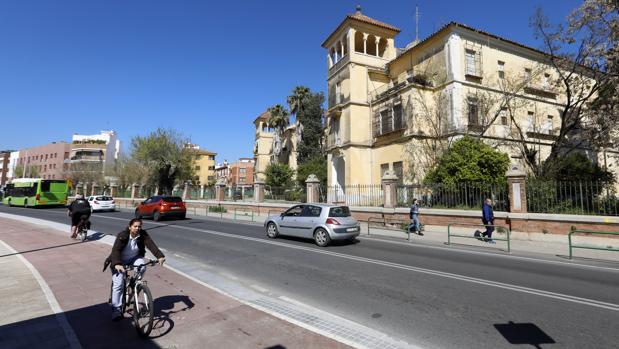 Imagen del acerado que aún debe remodelarse en la Ronda del Marrubial