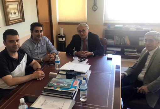 El candidato se reunió con el presidente del Puerto de Almería, el popular Jesús Caicedo.