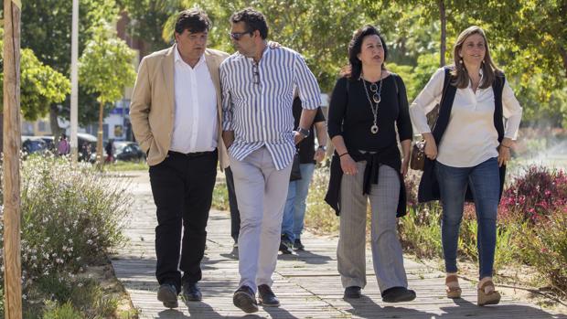 Gabriel Cruz - a la inzquierda de la imagen-candidato a la reelección por el PSOE, junto a miembros de su lista